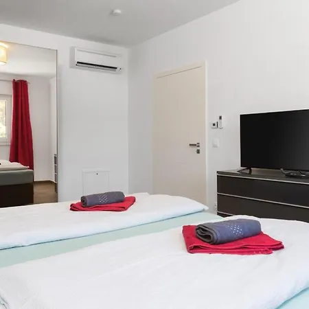 Histra With Private Pool And Sea View * 메덜린