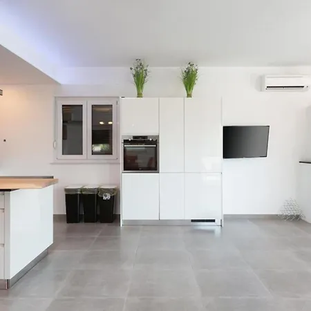 빌라 Histra With Private Pool And Sea View 메덜린