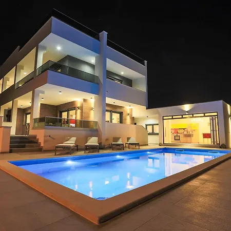 Histra With Private Pool And Sea View Medulin