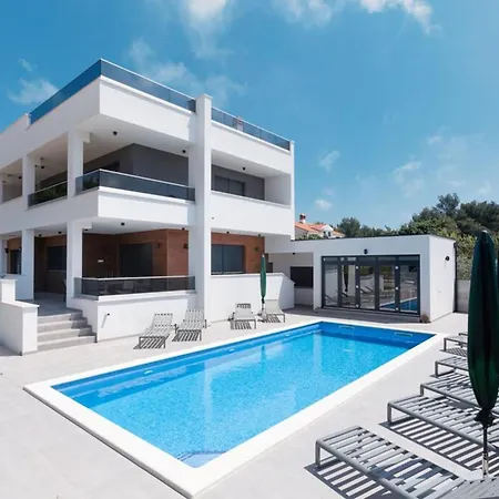 빌라 Histra With Private Pool And Sea View *